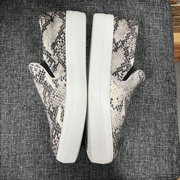 Steve Madden Slip-On sneakers Snake Print RETAILS@$99-  8.5 - Picture 4 of 7